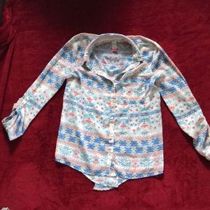 Mesh-like breezy shirt.